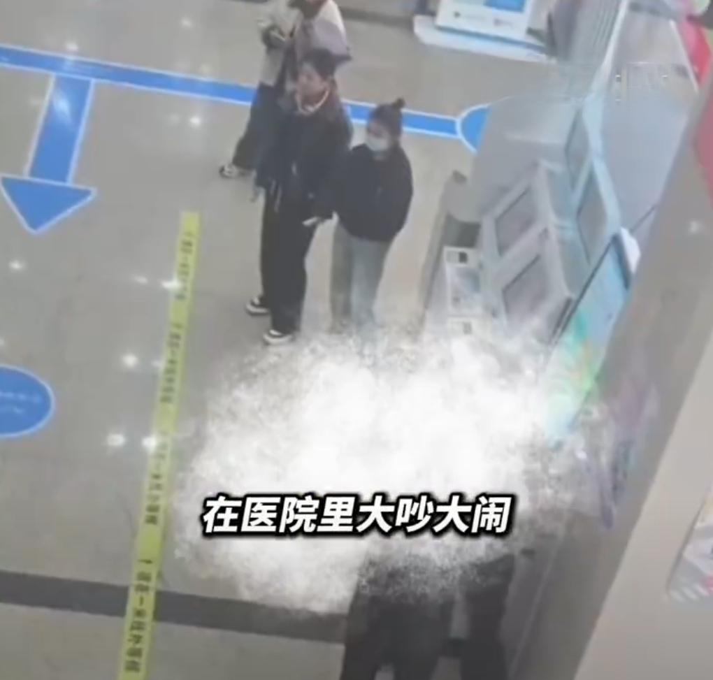 长春，吉大一院产科门诊。

下午两点，走廊里有人喊：“李晓霞，3诊室。”

32