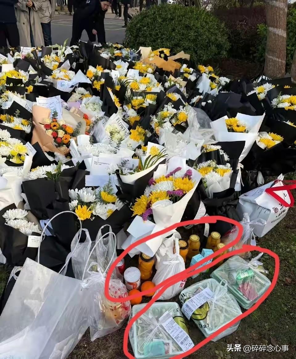 今天苏州那场追悼会，有三个画面，比任何悼词都重。

第一个，有人带了黄桃罐头。