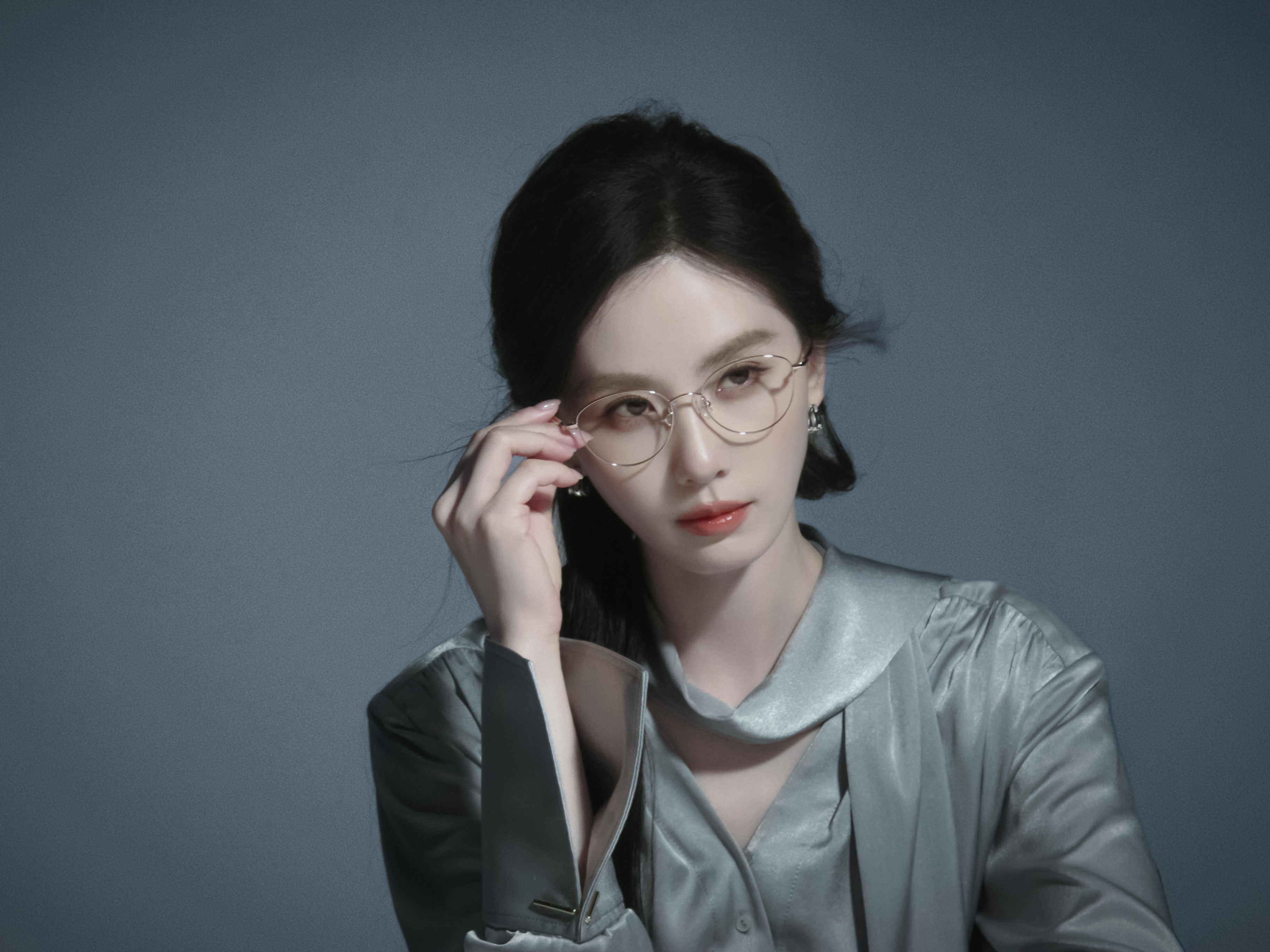 不一样的调色不一样的感觉超爱妈咪戴金丝边眼镜，这样仿佛在going我 