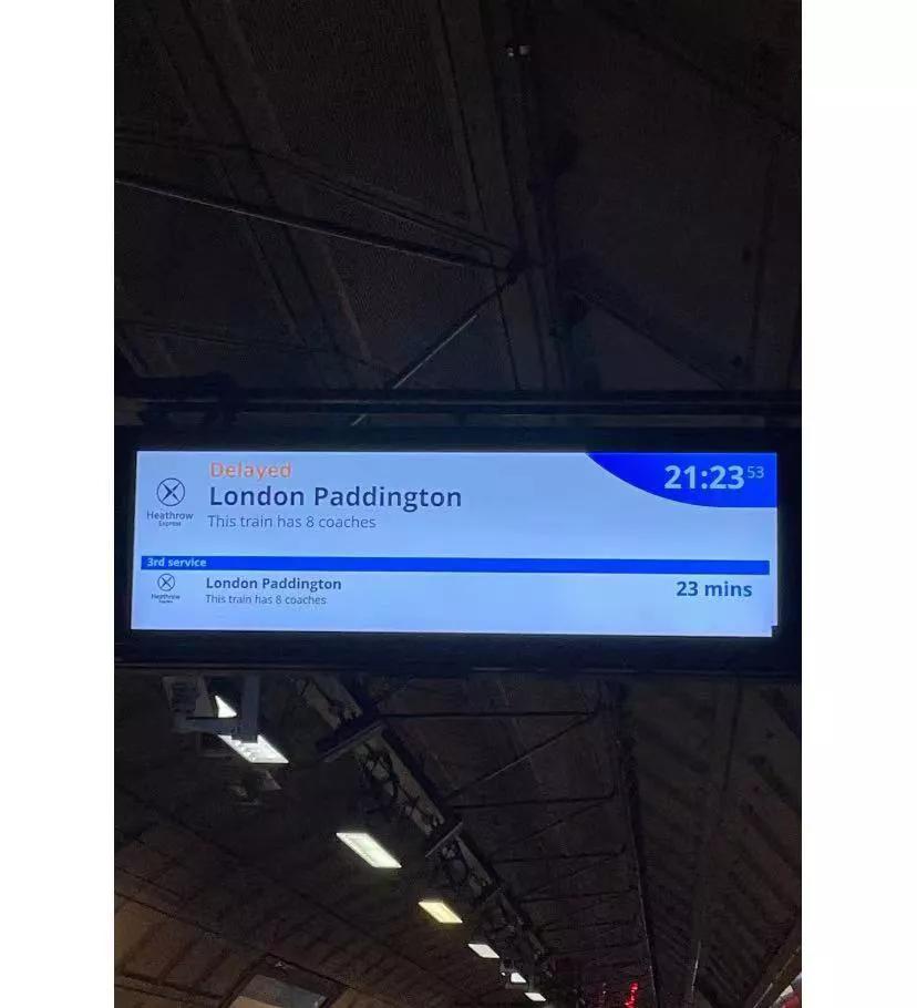 国内休假结束回英国破大防的一天
飞机本来预计1840落地，晚点了19.20才落地