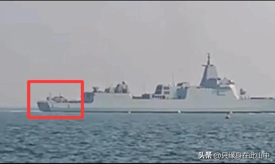 这都第几艘万吨大驱了？
反正今日又有海试图出现。
尾部貌似还是卡-28模型

前