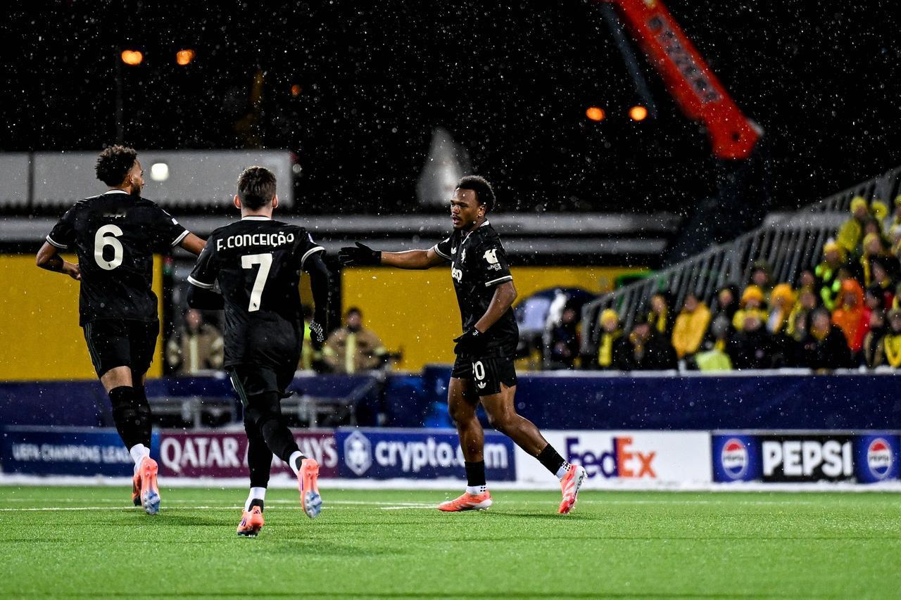 尤文图斯欧冠首胜，打破进球荒的奥蓬达赛后采访：

“我笑了，因为我打进了我的第一