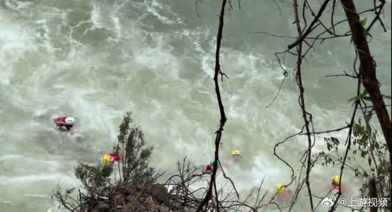 #贵州通天河漂流10船7翻#【贵州通天河漂流“十船七翻”，景区回应称“包捞包活”