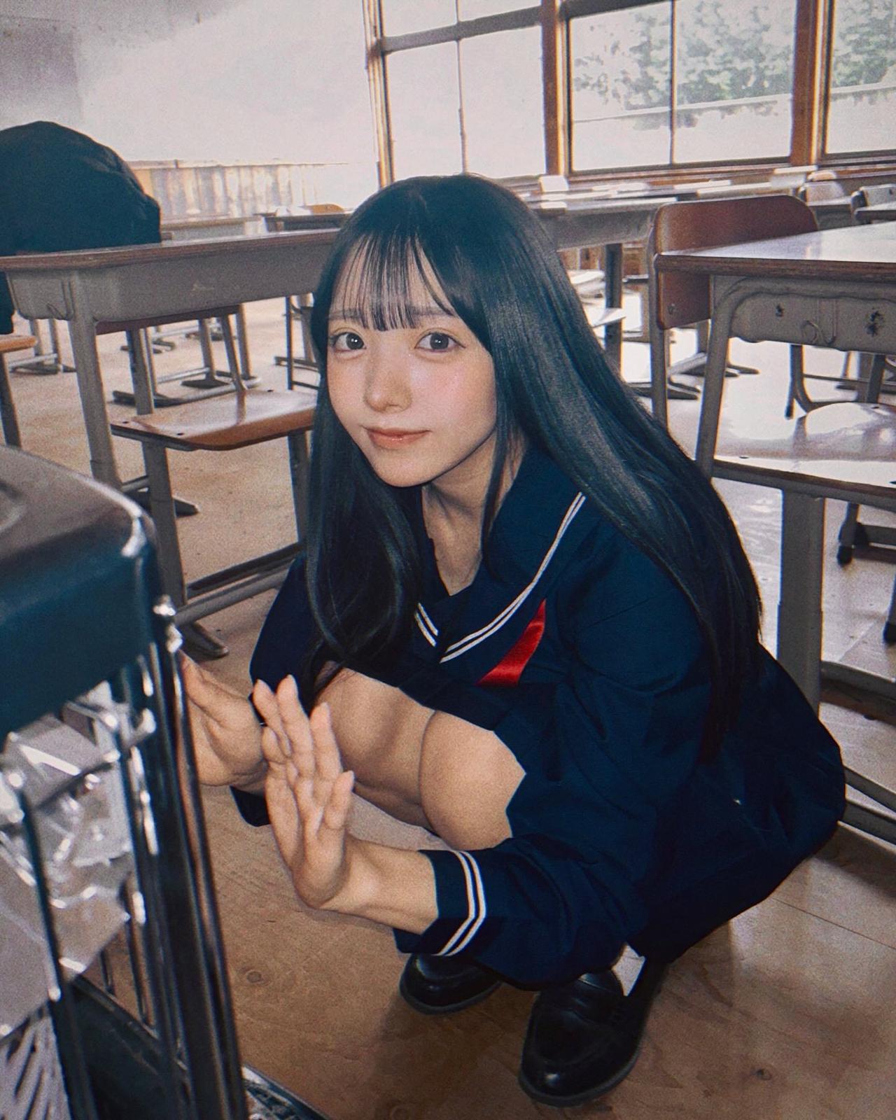 记录我的2026“青春校园时光，静谧的教室里，少女微笑着蹲下，仿佛在等待着什么。