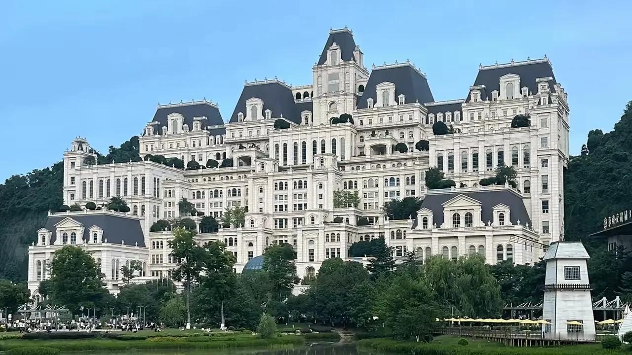 贵阳花果园文化艺术中心本月底要和当地市民及游客开放了。采用网上预约购票的方式，门