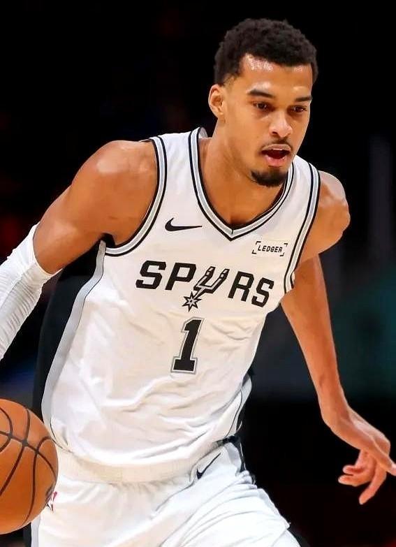 说个扎心的，文班亚马，最后几秒，球到他手上，全场的灯光都像追着他一个人跑。

然