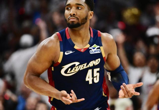NBA东部半决赛，骑士对阵活塞的比赛中，奇葩一幕出现了。比赛进入到垃圾时间，骑士
