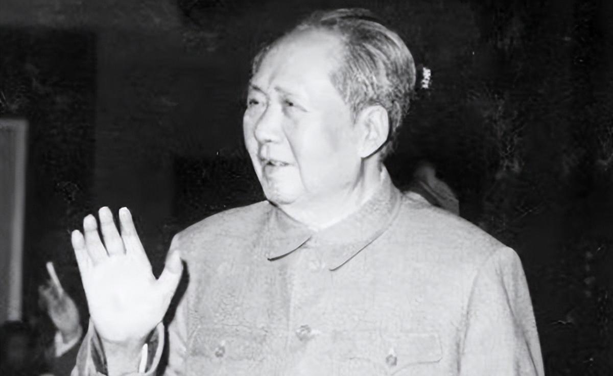毛主席去世前一天，为什么会特意用宣纸给理发师画三条横杠呢？背后有什么特殊含义吗？