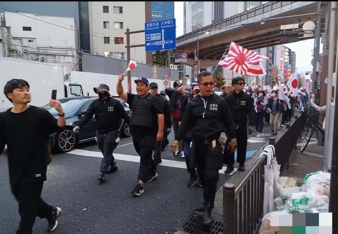 这是现在的日本，国家发布现在不要去日本的消息，是为了保护你，而有的中国人，不断为