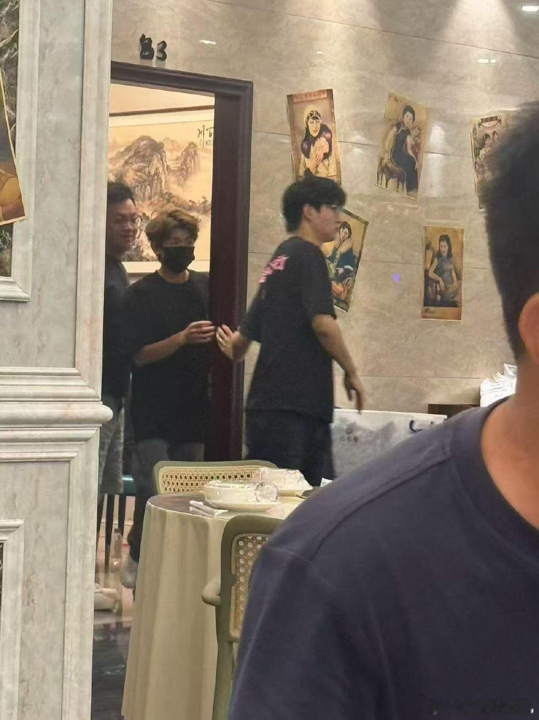偶遇王源吃厦门海鲜有网友偶遇王源去吃厦门特色海鲜！又是羡慕别人的一天！ ​​​