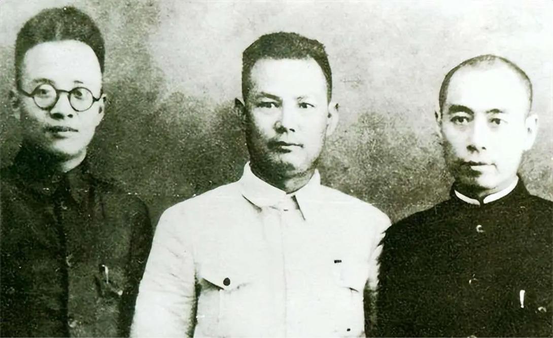 1946年叶挺遇难时，飞机上的博古、王若飞和邓发三人职位比他还高。1946年是特