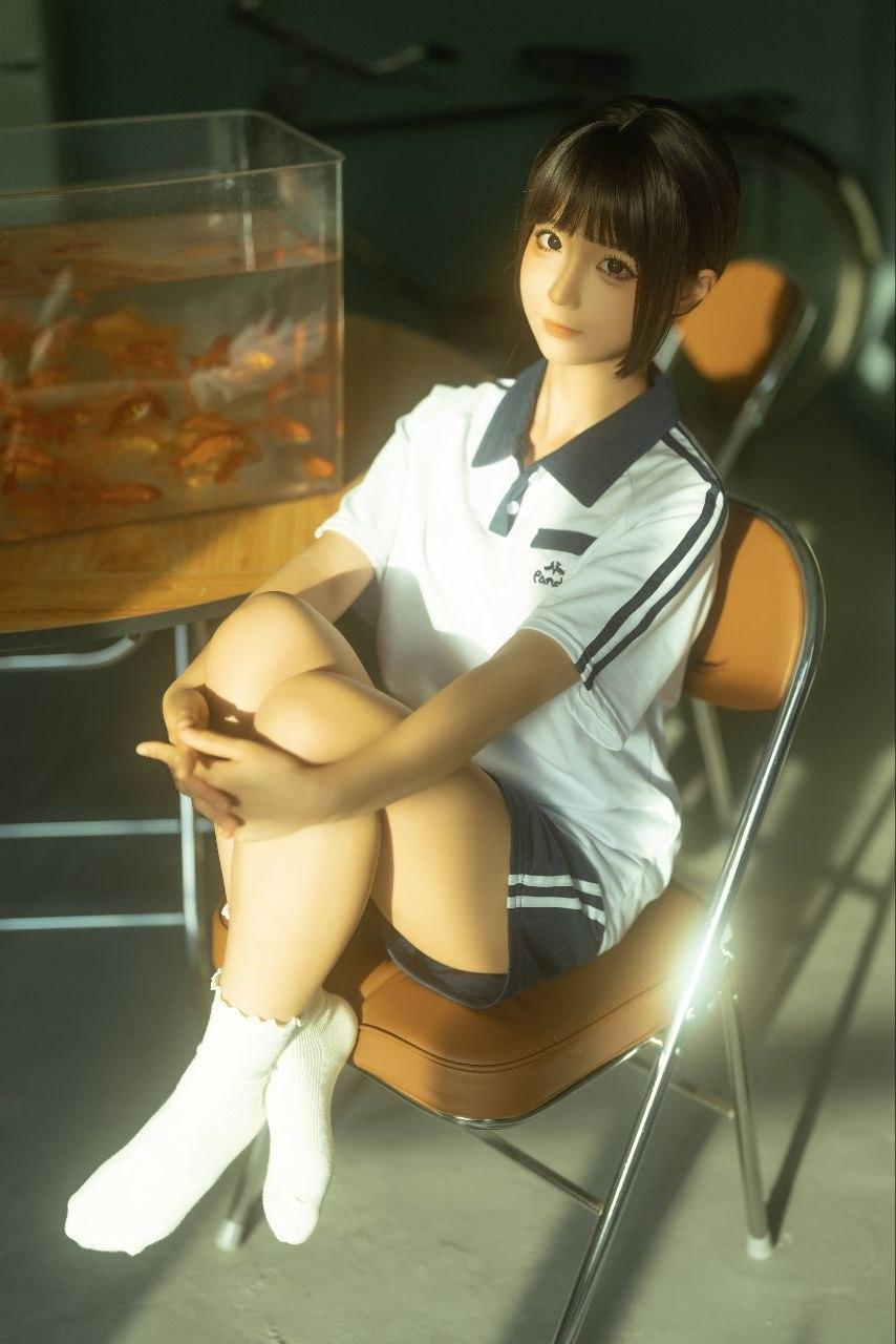 旧时光被阳光揉碎，落在鱼缸里、收音机上，也落在校服的褶皱里。夏天的风好像还停在教