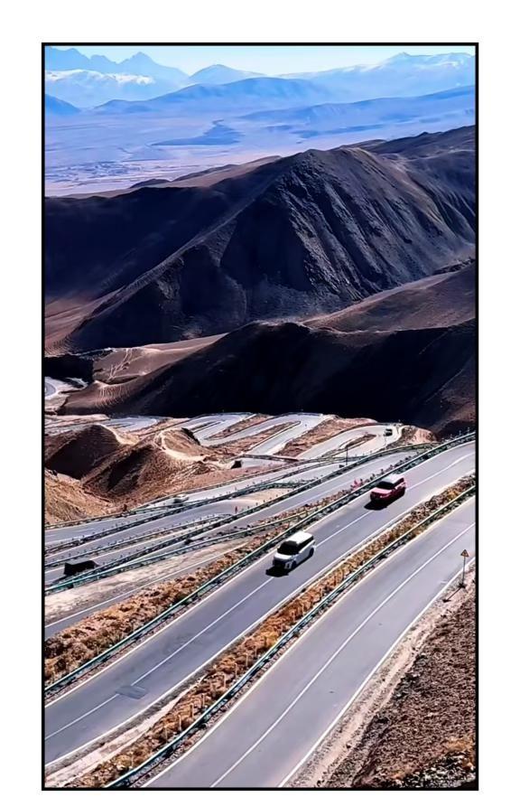 在高原撞见了现实版的“天路九曲”🌄
当车轮碾过云端的公路，
雪山在远处眨着银白