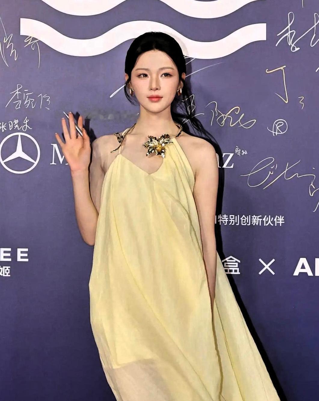 草帽配黄裙，杨超越把海边浪漫穿在了身上

初秋海边的浪漫氛围感，被杨超越在海浪电