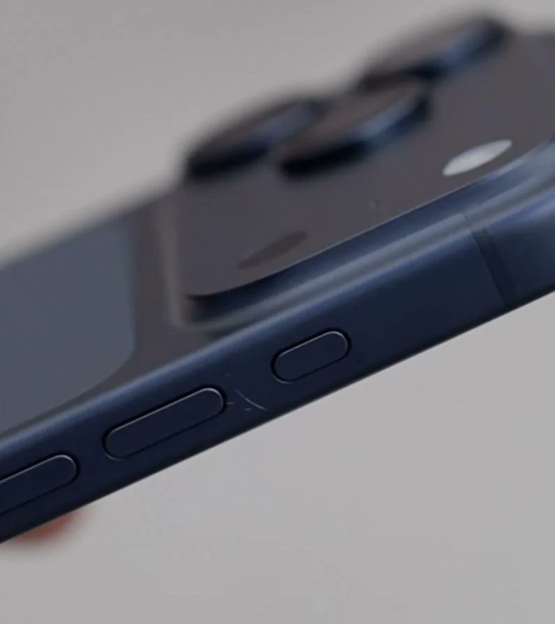 如果你选择这个深蓝色的iPhone17Pro，如果出现划痕真的很明显啊[允悲][