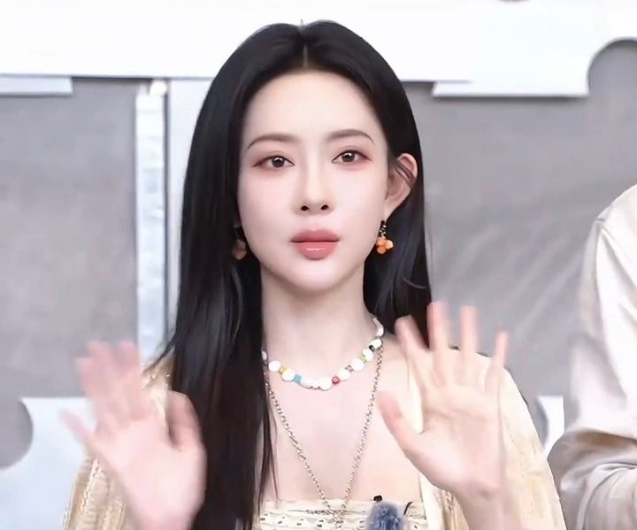 田曦薇、孟子义、孔雪儿今日线下活动动图🈶，花们这状态如何？田曦薇白裙大波浪造型