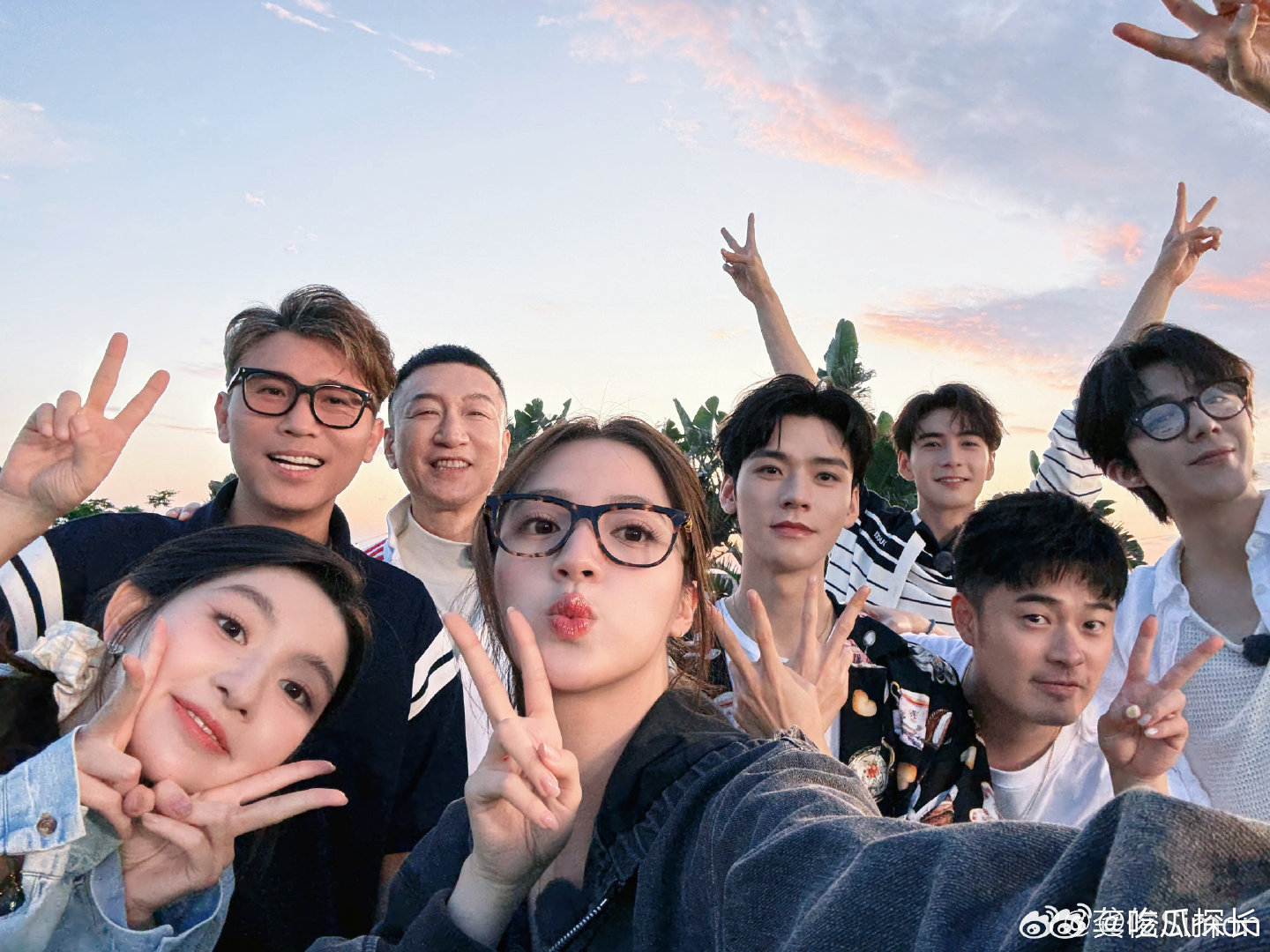 龚俊分享地球团合照龚俊李乃文合照 龚俊更新地球团的合照，不管是海边大合影的青春感