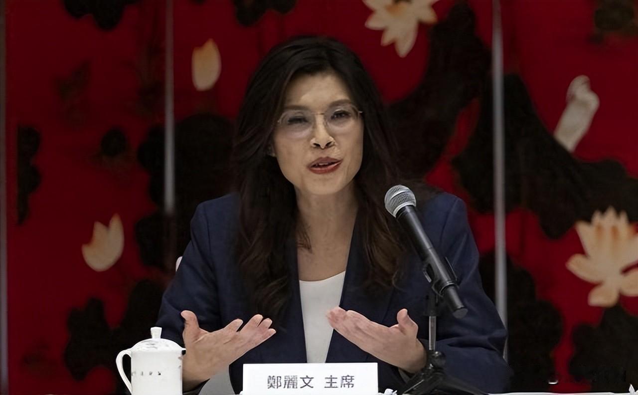 从公开言行与政治实践来看，郑丽文的政治立场有明确坚守，也存在客观局限。
 
她始