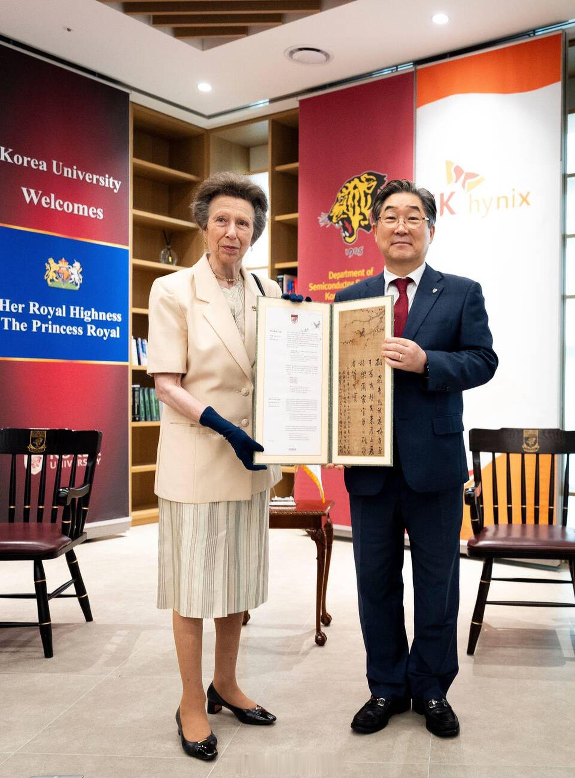 英国王室  今天安妮长公主在韩国首尔访问高丽大学首尔校区IT与通识教育中心，并收