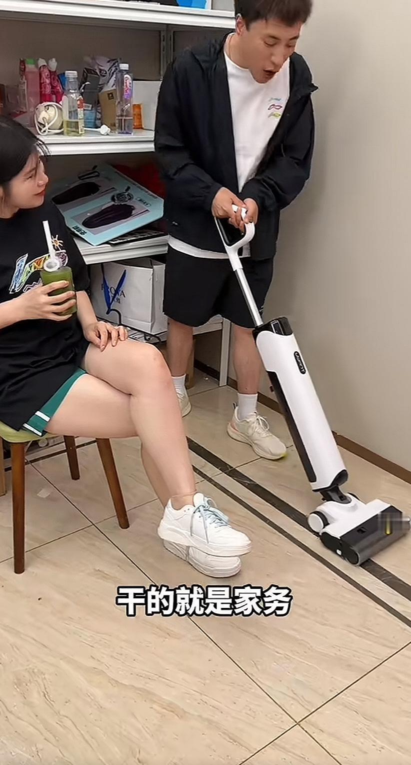 杨增和小羊崽这赚钱能力强的可怕！一条视频植入了拖地机、洗衣液、内衣的3个广告，按