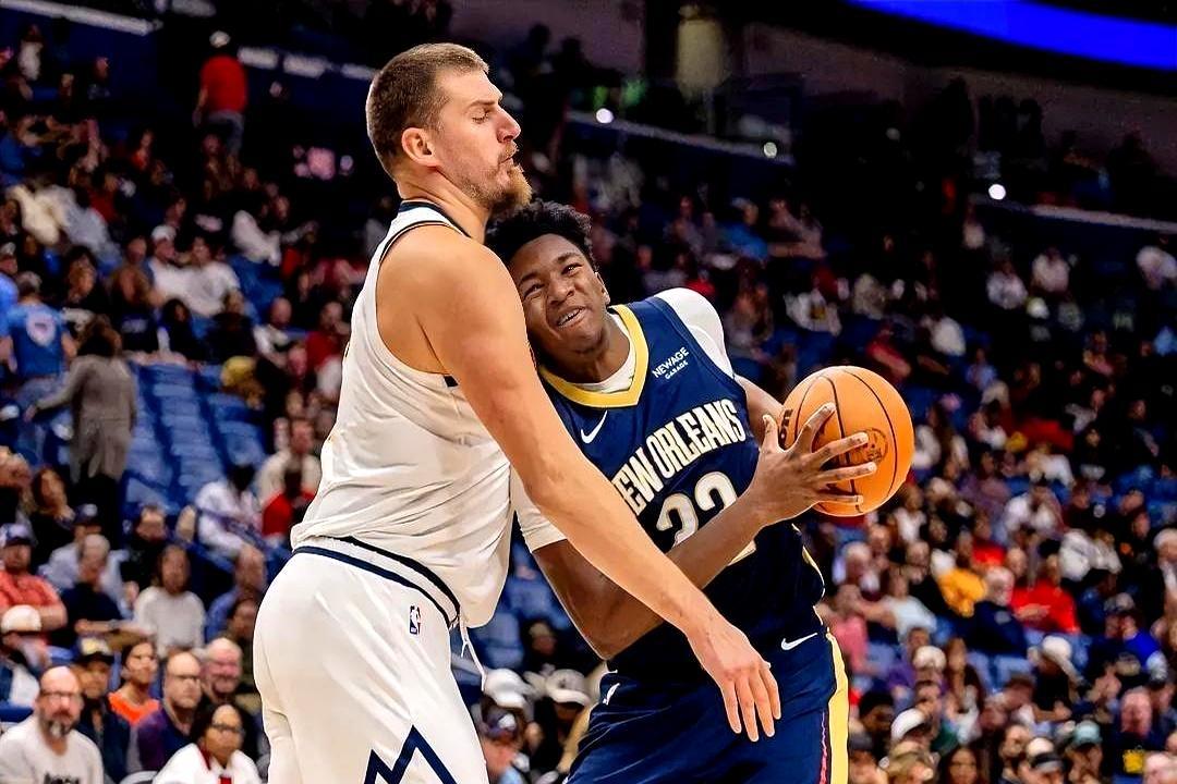 13号签的奎因，46场就扔出200次助攻，近50年最快的中锋。
 
12.5分7