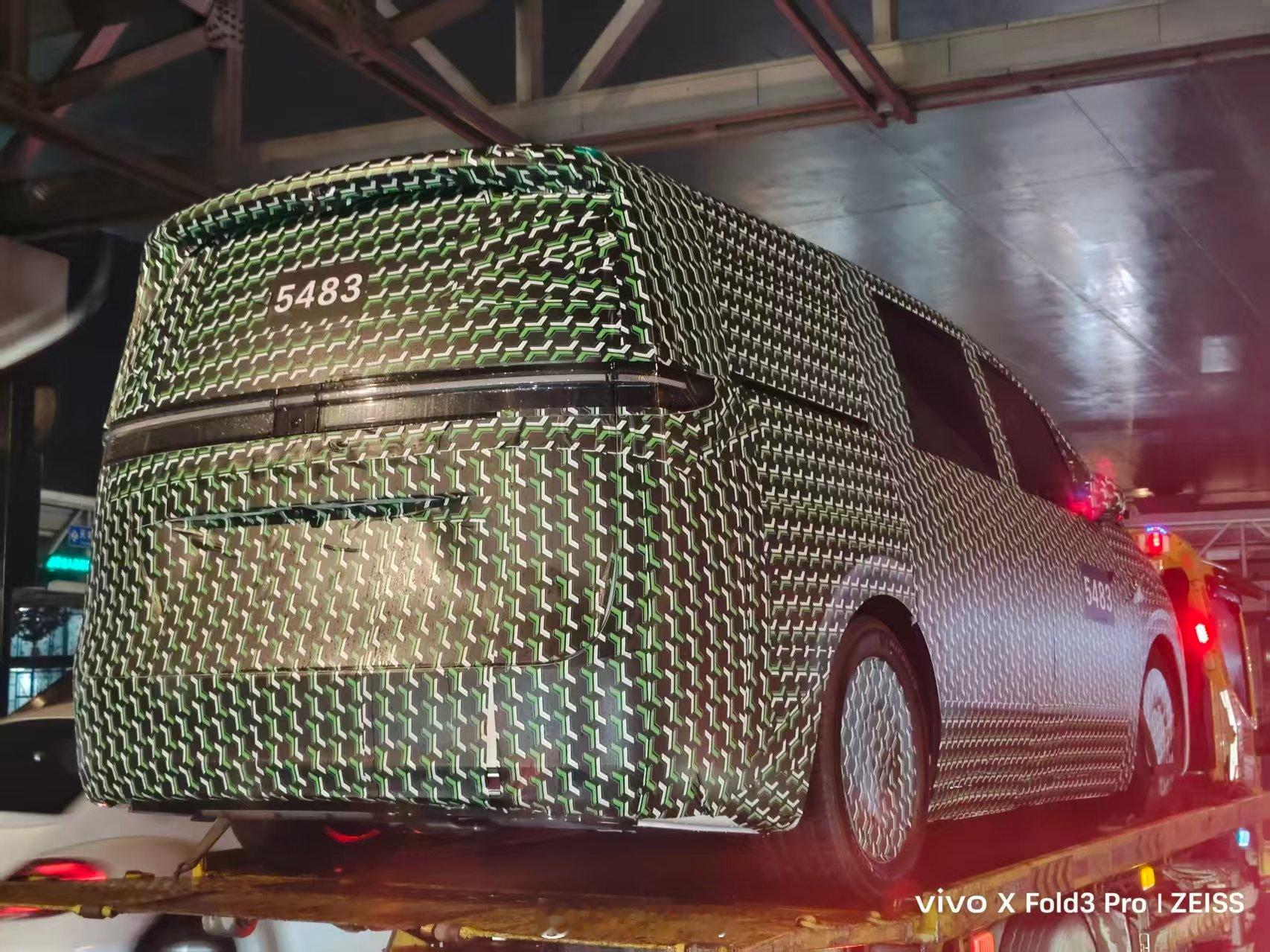 零跑的伪装贴纸太有辨识度了，这车一看就是零跑D99 。新能源汽车﻿零跑