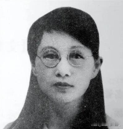 1909年，16岁的白薇与婆婆吵嘴，丈夫居然抡起凳子砸在她背上，婆婆见她倒下，扑