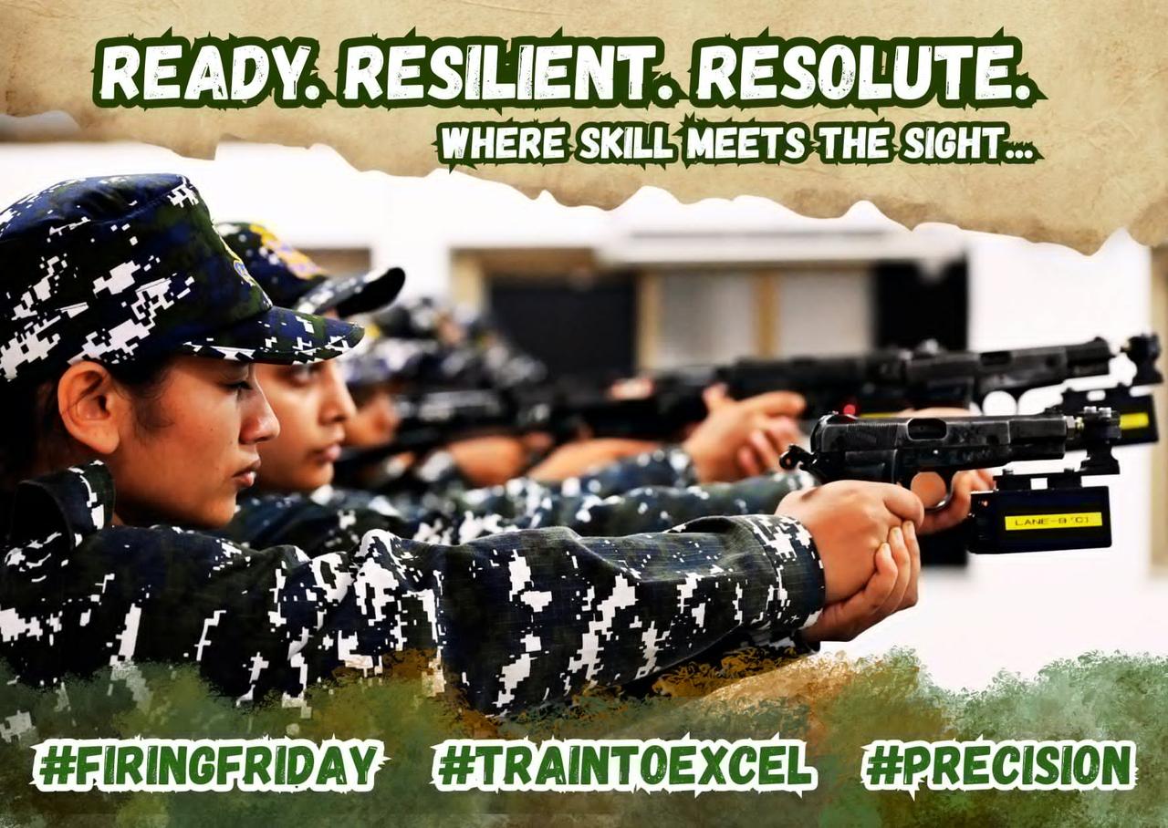 印度女警察与印度生产的勃朗宁手枪