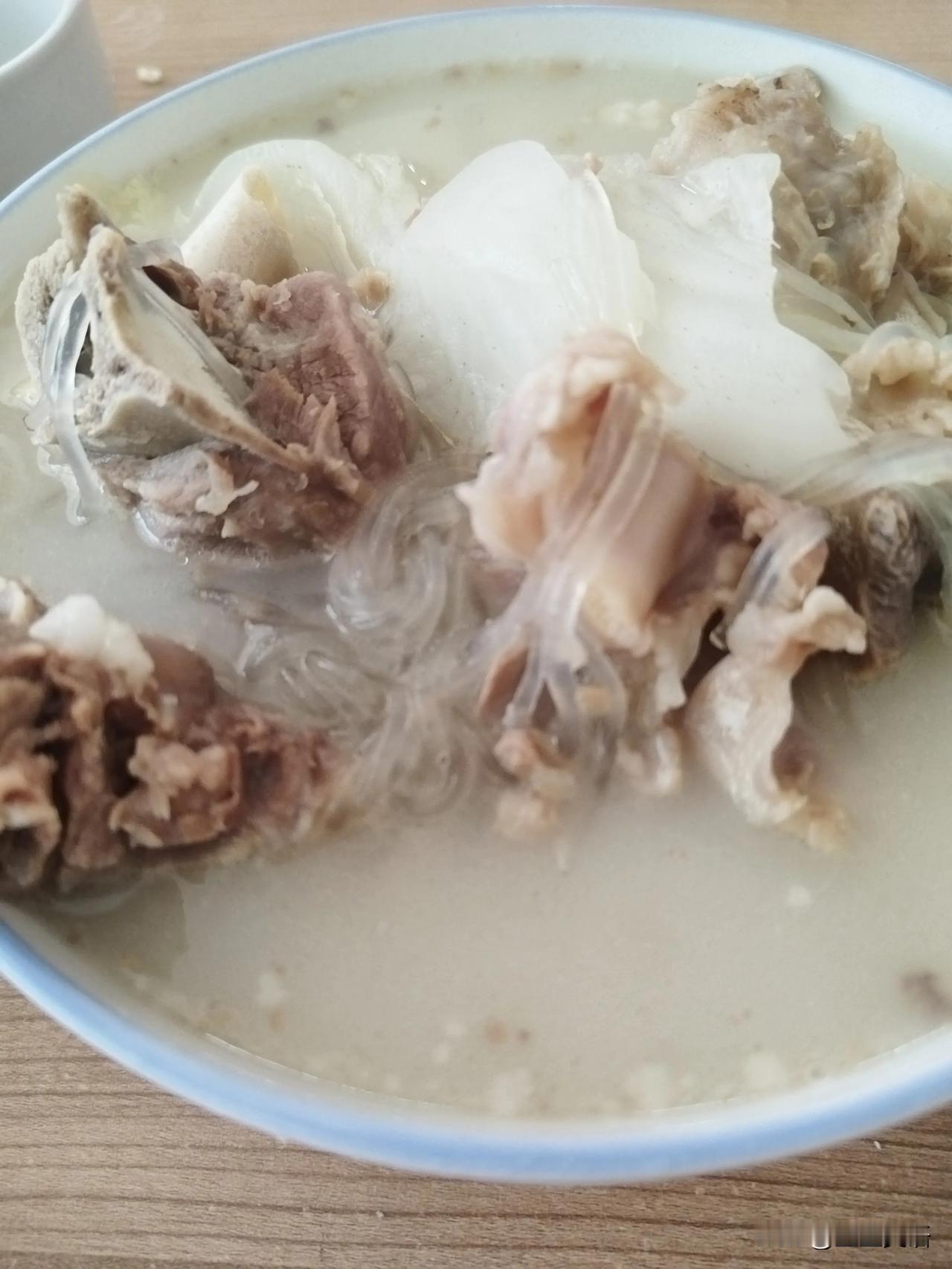 婆婆带来的羊骨头，还有一块羊肉，熬了一大锅汤，又配了几个小饼，吃的满头大汗，畅快