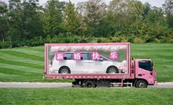 贾乃亮给经纪人证婚 又塞了台百万MPV钥匙
证婚词说完，贾乃亮没急着下台。台下有