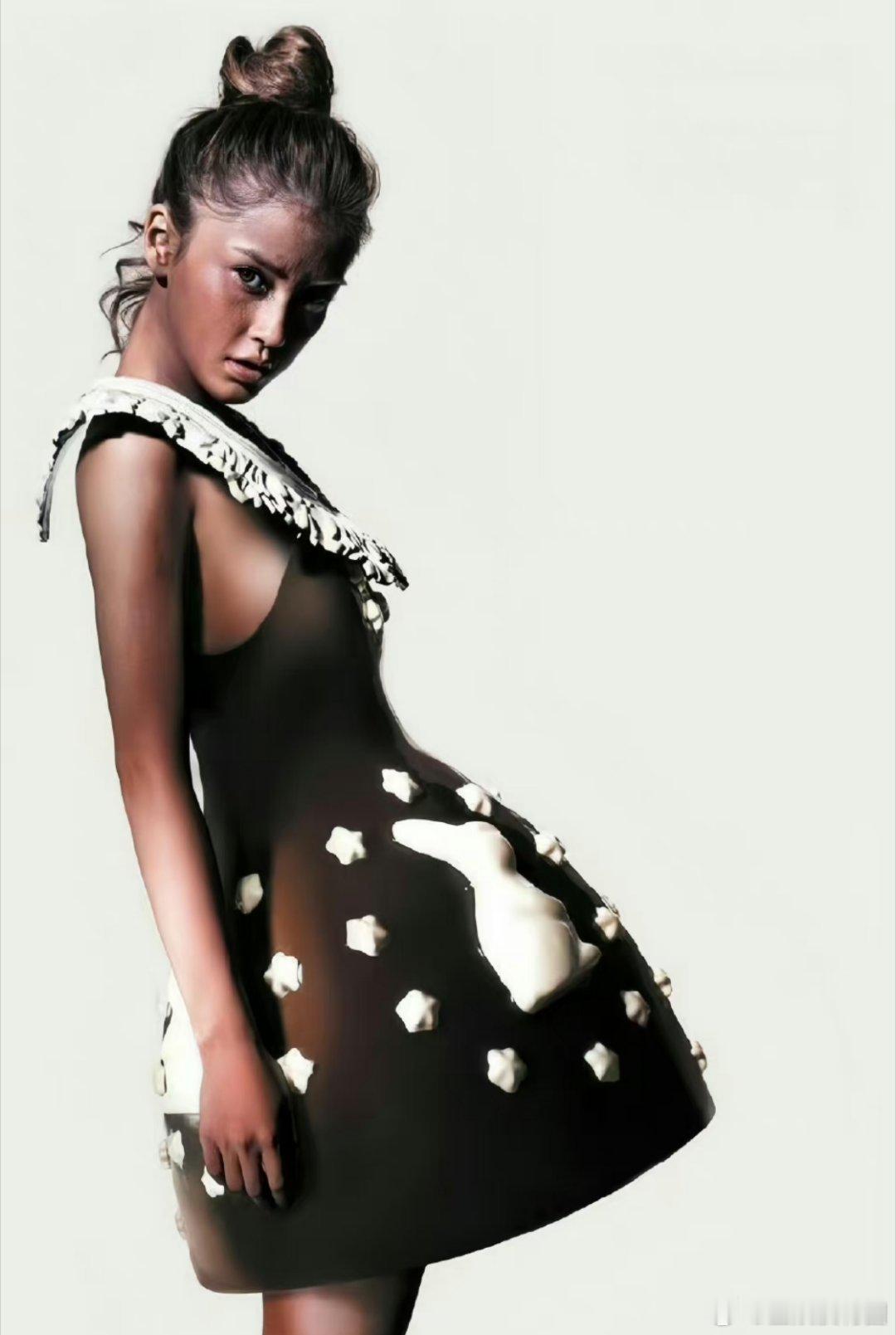 杨颖早期的照片[允悲][允悲][允悲]我嘞个黑皮美人啊。。。这真的好看嘛？审美在