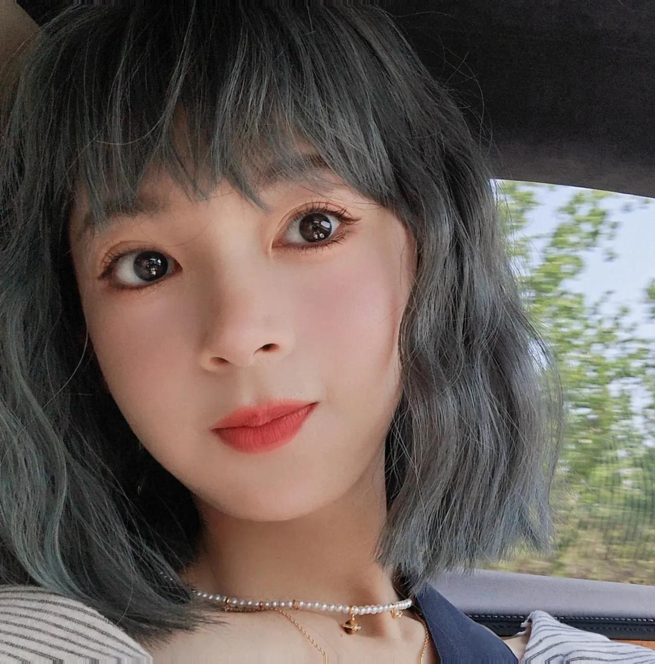 猜猜这是吴雅还是陈瑶
一开始还以为陈瑶剪短发了，而且还染色了，结果是。。。。
