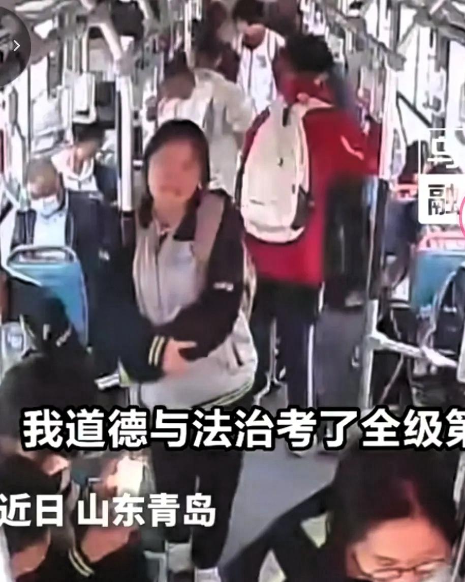 山东青岛，一女孩突然对公交司机说：“叔叔，我考了第一，夸夸我。”谁料，第二天，司