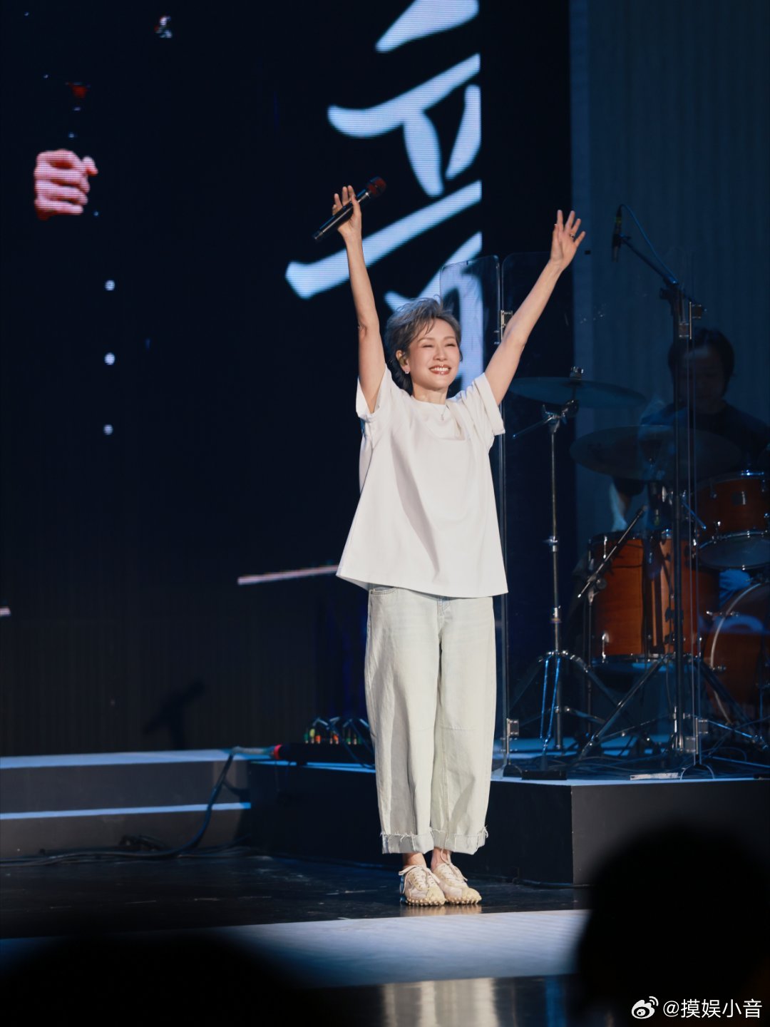 首张实体专辑先行曲《慢游记》首唱会现场版释出。63岁最松弛的新人，将这首歌送给所