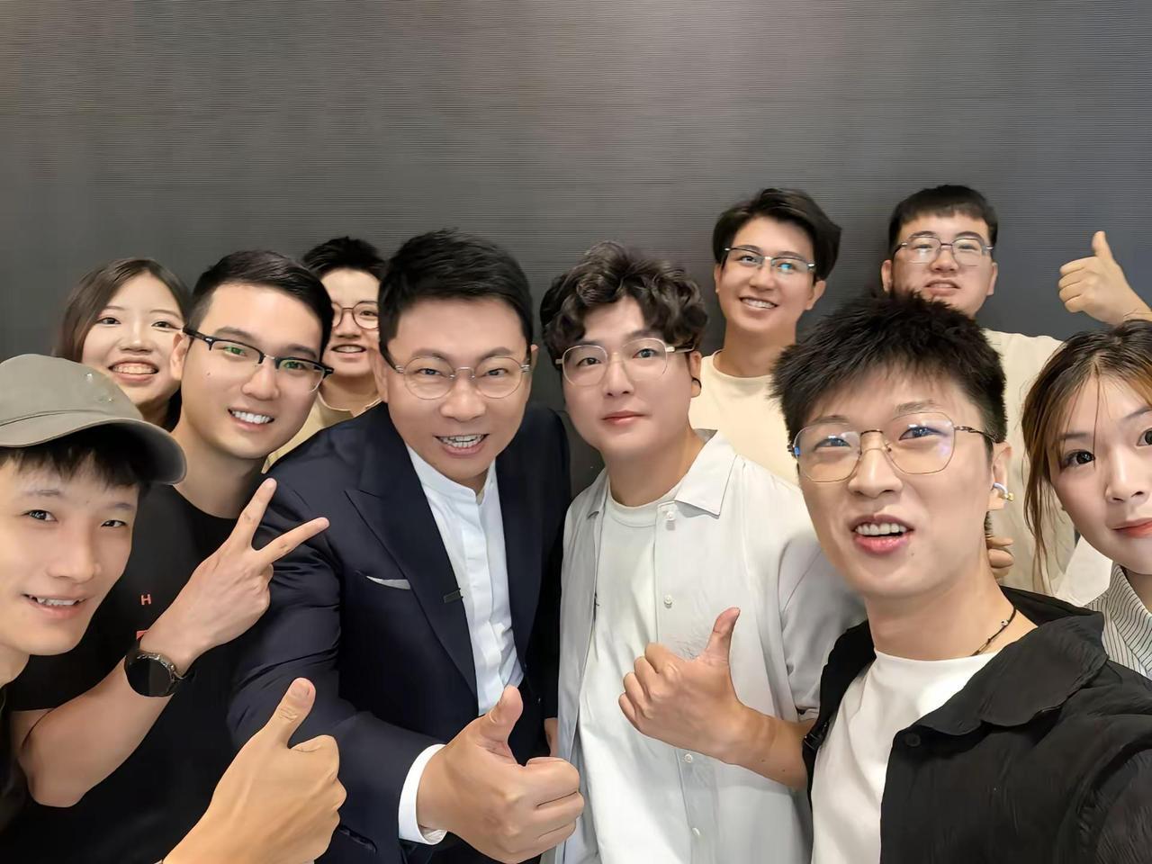 跟余总合影啦太开心了。还把余总的阔直板机把玩了一会儿！超薄，超大电池，超低能耗。