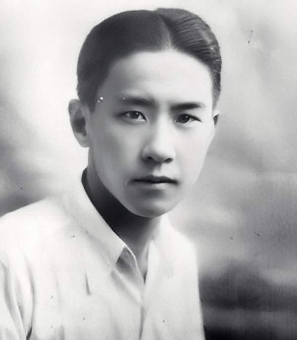 1907年，72岁慈禧看上袁世凯的17岁儿子袁克文。

她问袁世凯：“把他留给我