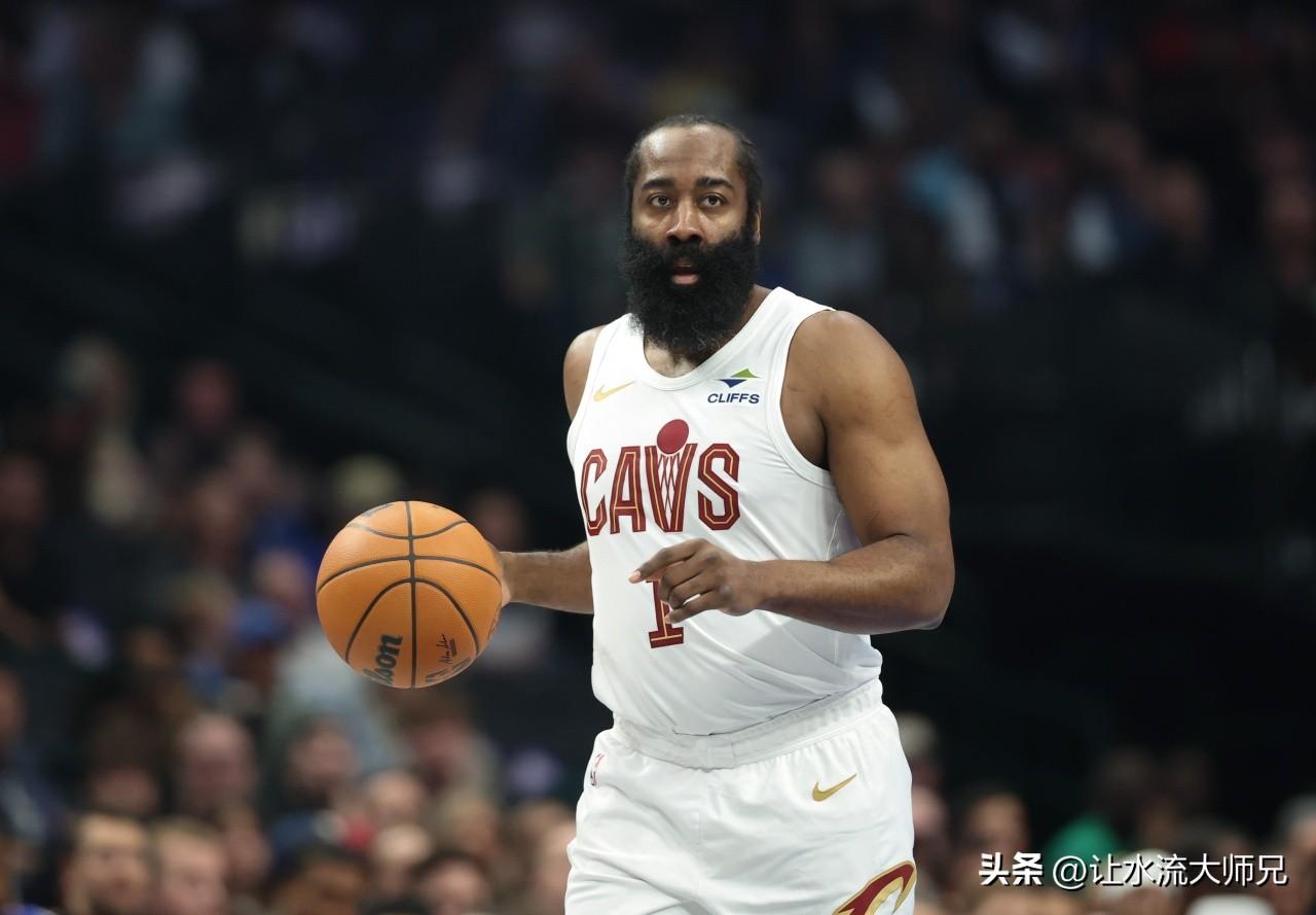 和米切尔同时爆发合砍60+，骑士力擒魔术。但是有一个问题亟待解决，就是伤病。
