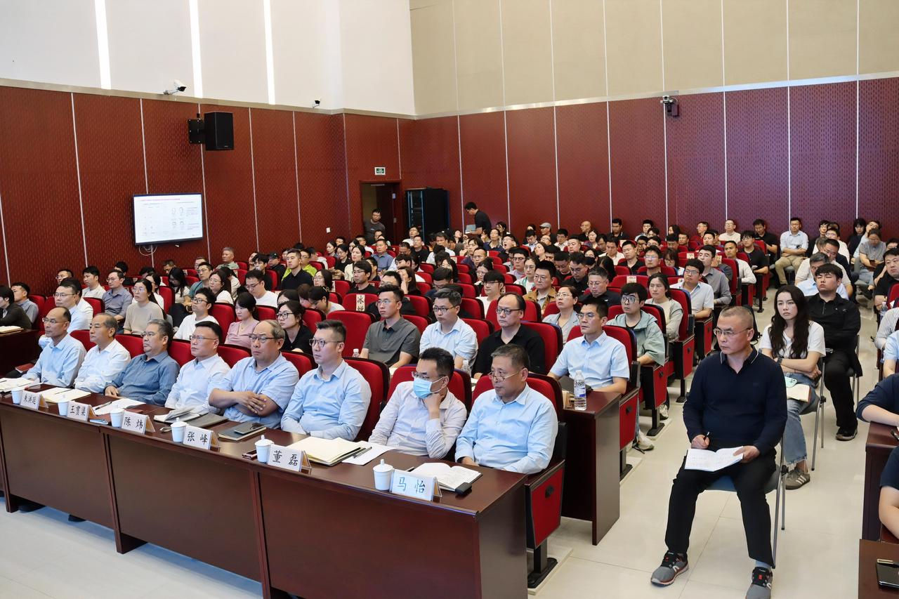 5月28日，市数据局举办人工智能创新发展及场景应用专题讲座，作为数智大讲堂的首场