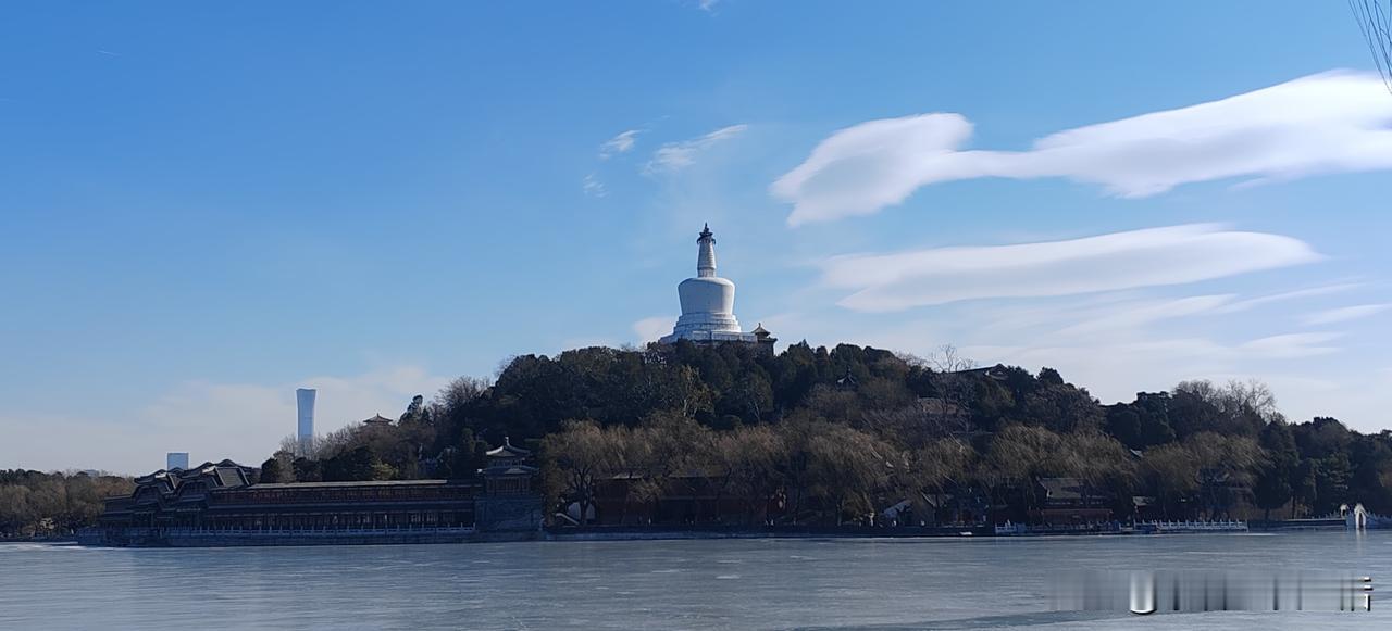 2026年2月1日，北京的天空美极了。蓝天白云相互映衬，云朵不断变幻着形状，时而