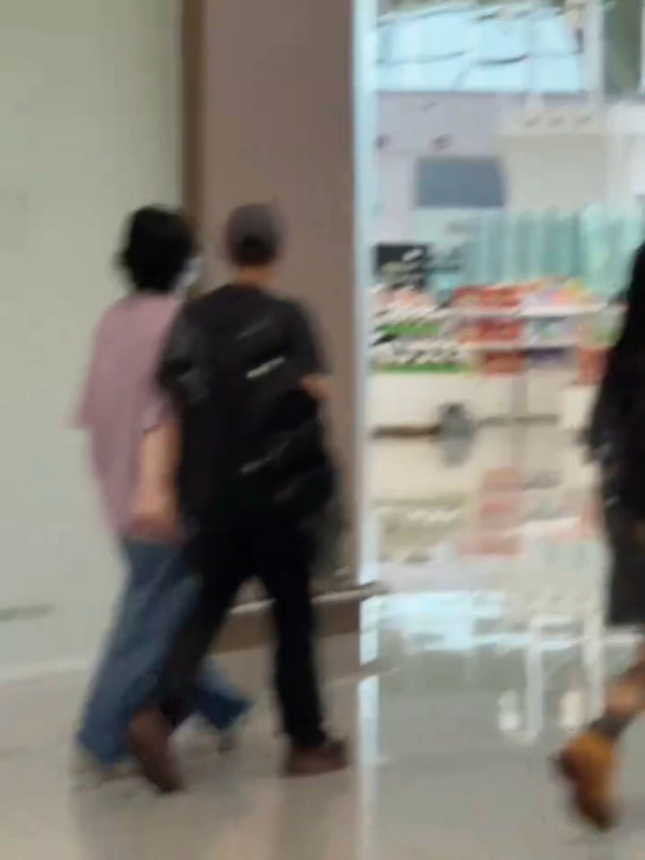 谢霆锋王菲十指紧扣一起走所以谢霆锋和王菲的人生，会有烦恼吗