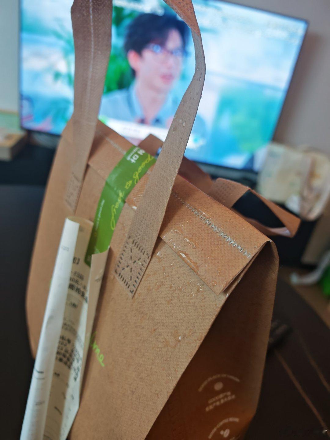 颱风天，因为安全的考量于是决定在外面过夜了起来的时候，颱风已经登陆减弱了在酒店叫