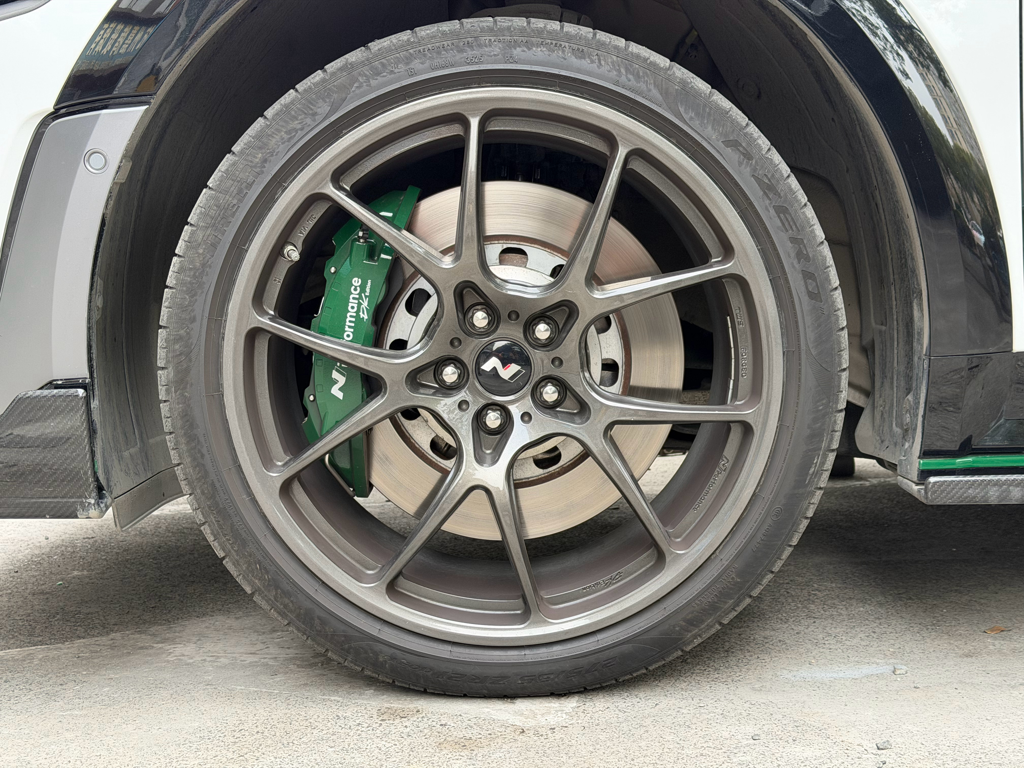 现代IONIQ 5 N DK版的锻造轮圈，21寸，10J，重量12公斤。资料写整