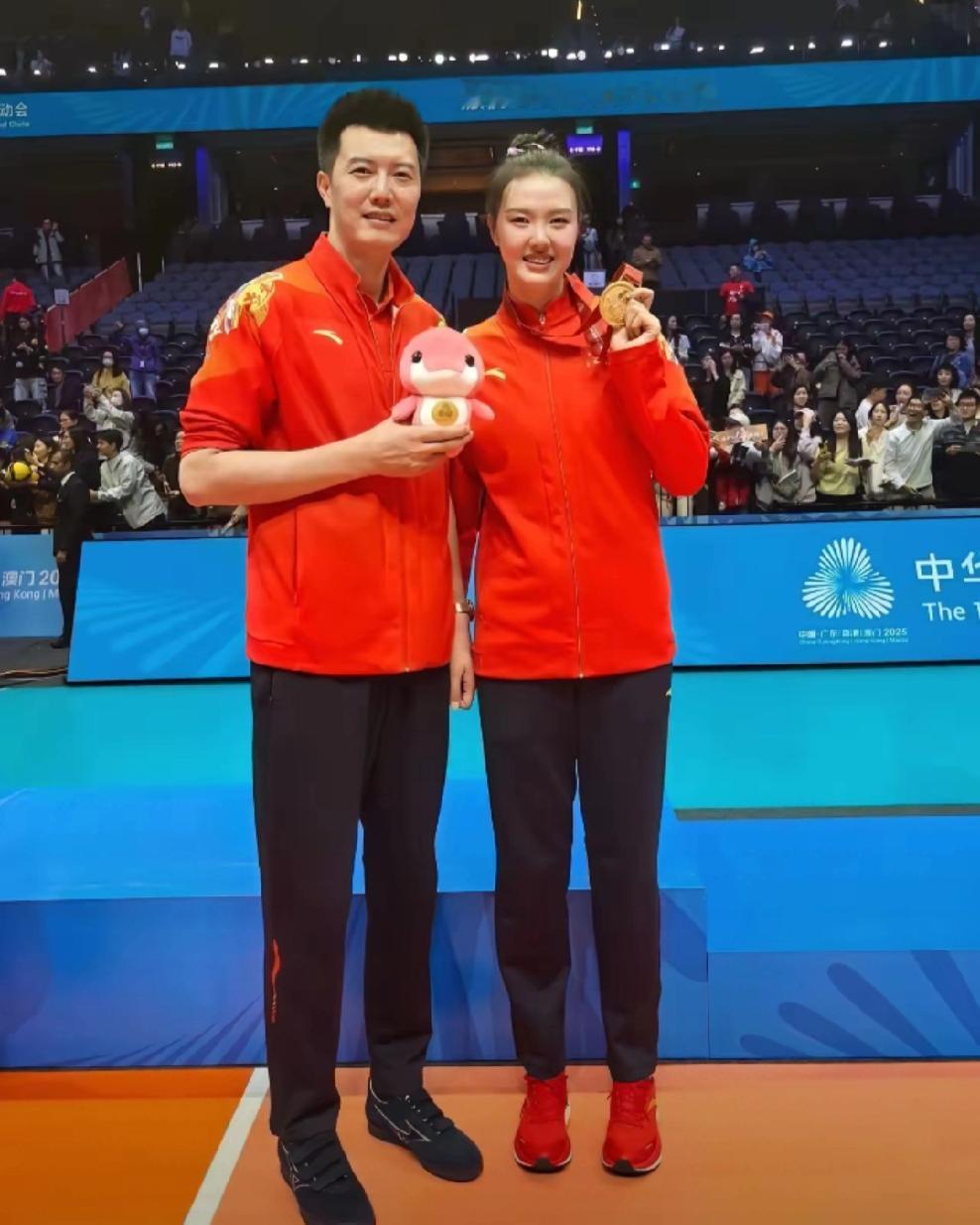 张常宁和哥哥张晨，哥哥张晨陪妹妹张常宁在领奖台合影的照片，他们是同父异母的兄妹，