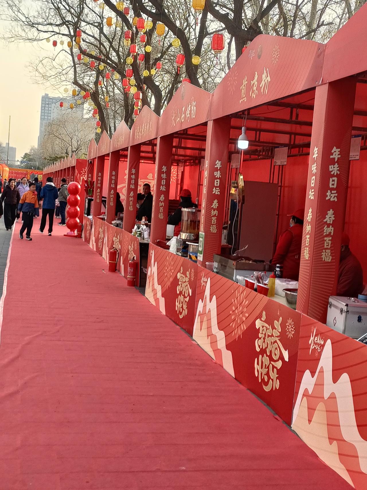 晒图笔记大赛日坛公园庙会，游人都已散去，太阳也快落山，只有大熊猫还在树上玩耍