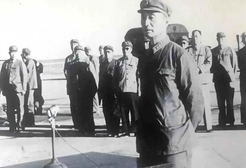 1964年，张爱萍去酒泉基地视察，突然瞧见了几个战士的背包是斜挎着的，他凭借经验