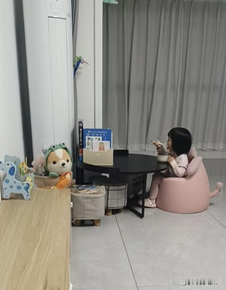 李小铁回到了郑州家里好开心
郑州身边事 
奶奶带着李小铁到安阳住了好几天，在三姨