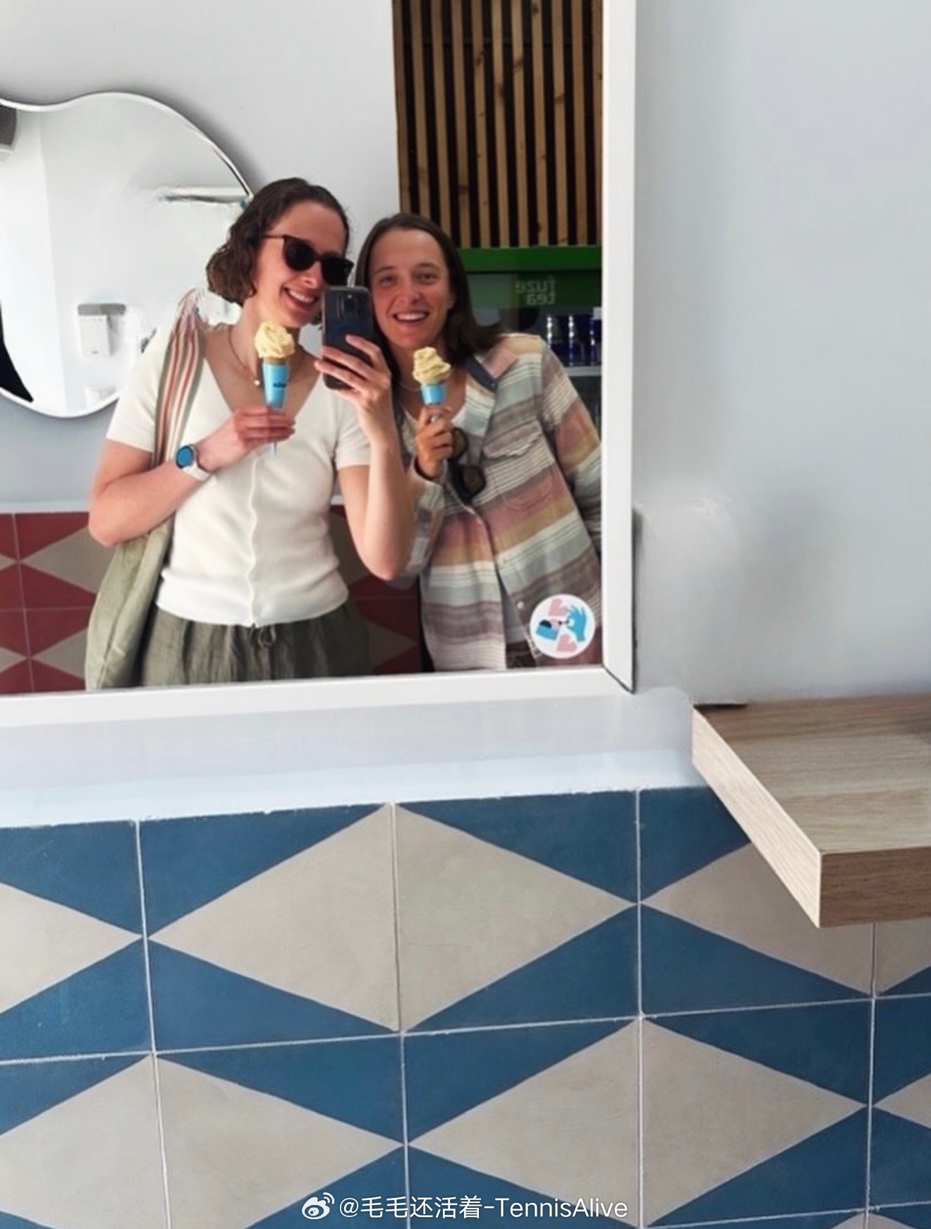 寺屲台和姐姐长得真像，有点傻傻分不清楚了。 