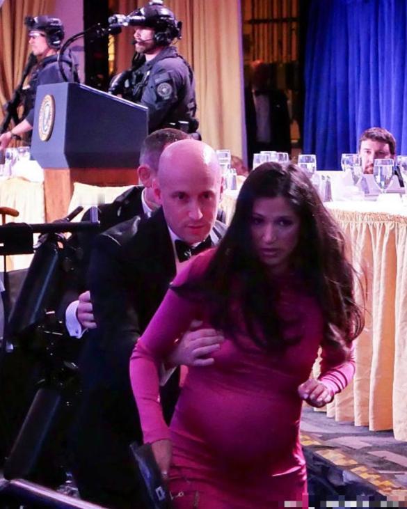 白宫枪响那一刻，斯蒂芬·米勒做出了他政治生涯里最丢人的一个动作——把怀孕的妻子推