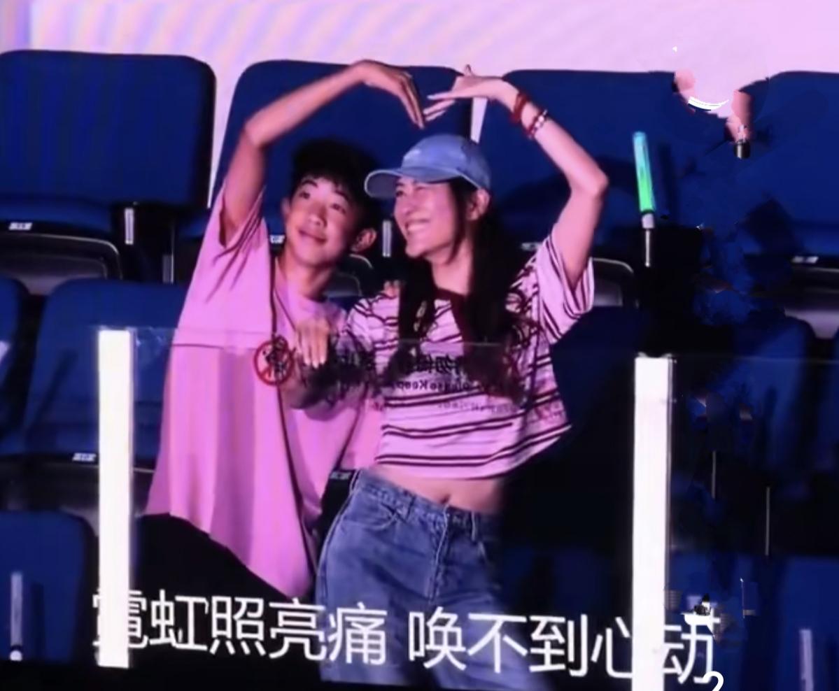 我觉得陈小春应采儿就是一对无厘头夫妻。当年香港有个大富豪对应采儿死缠烂打，追着送