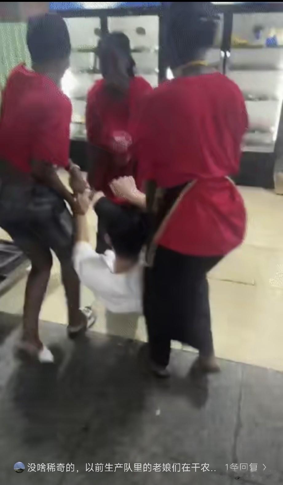 非洲加纳的一家中餐饭店里。三名当地的黑人女服务员突然将一位中国厨师抬到了店门外？